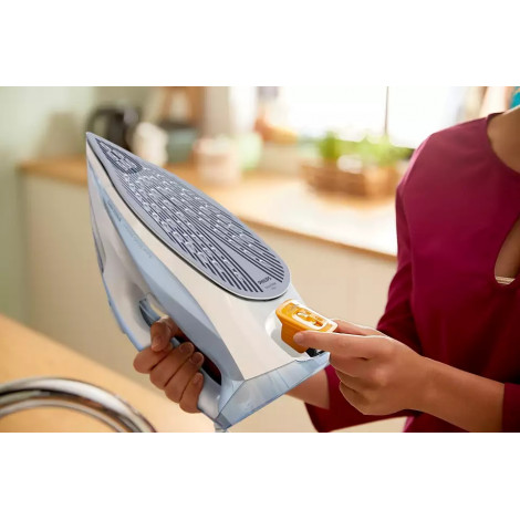 Philips | DST7011/20 | Steam Iron | 2600 W | Water tank capacity 300 ml | Continuous steam 45 g/min | Steam boost performance 22