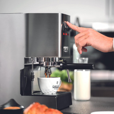 Gaggia | Coffee Maker | RI9481/11 Classic E24 | Pump pressure 15 bar | Built-in milk frother | Semi-automatic | Brushed Stainles