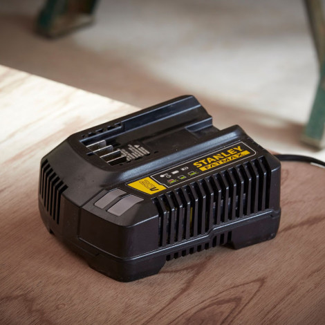 Stanley | 18V V20 4A Fast Charger | SFMCB14-QW
