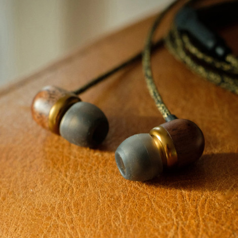 Marley Wired Earbuds | Smile Jamaica | Built-in microphone | USB Type-C | Brass