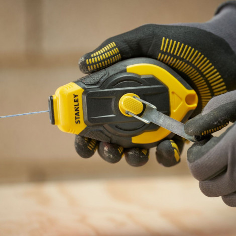 Stanley STHT47312-0 30M 3:1 Comfort Grip Reel Kit With Blue Chalk and Line Level